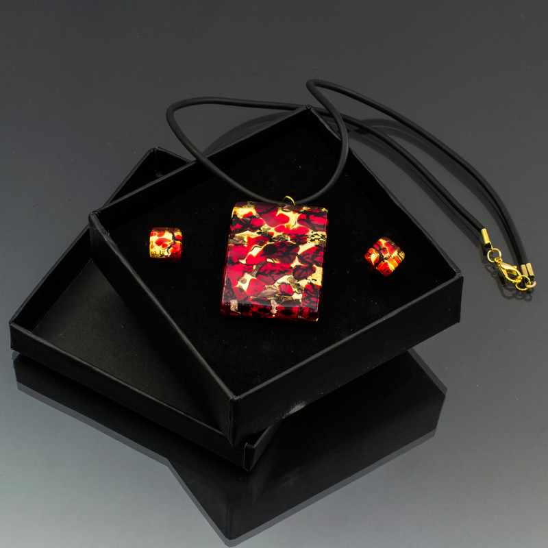 Set rosso e oro Set rosso e oro