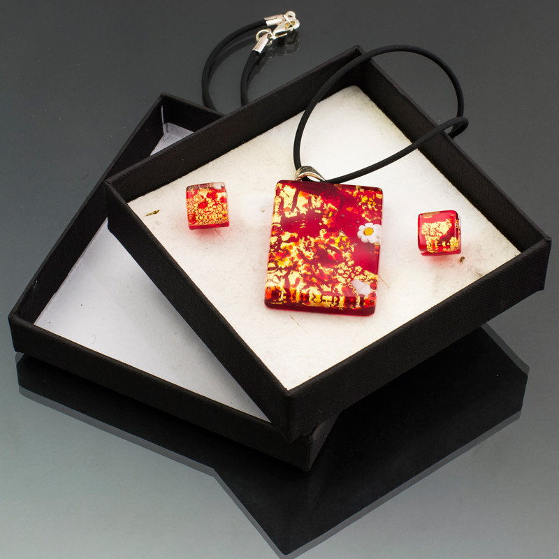 Set rosso e oro Set rosso e oro